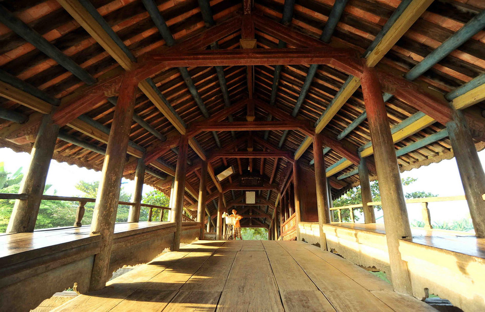 Kiến trúc bên trong của cầu ngói Thanh Toàn. (Ảnh: Minh Đức/TTXVN)