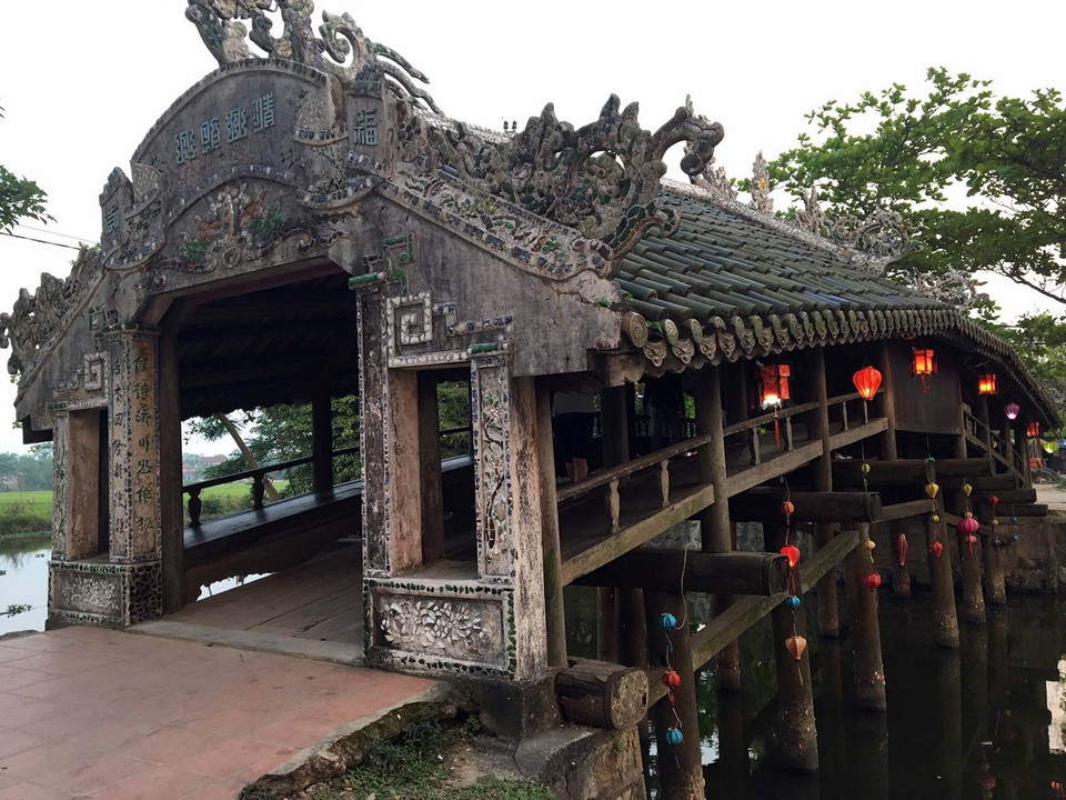 Cây cầu hoàn toàn làm bằng gỗ. (Ảnh: Quốc Việt/TTXVN)