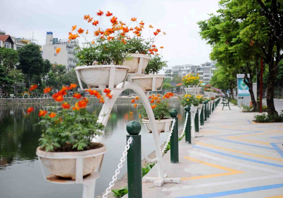 Vỉa hè được sơn hoạ tiết và lan can ven hồ được sơn mới.(Ảnh: Lê Thùy Dương/TTXVN phát)