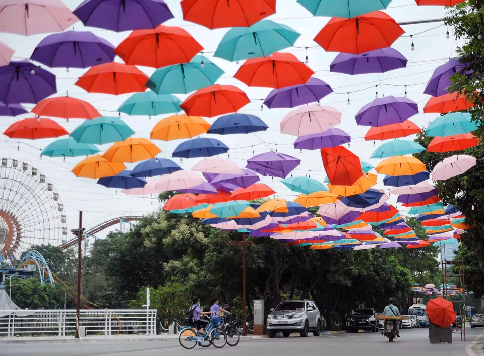 Hai bên đường được trang trí mái che bằng những chiếc ô rực rỡ sắc màu hứa hẹn sẽ trở thành điểm đến khiến nhiều người thích thú. (Ảnh: Lê Thùy Dương/TTXVN phát)