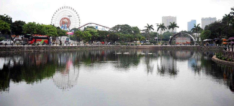 Nhằm thu hút du khách tới đây, UBND quận Tây Hồ đã cho sửa sang trang trí để thay đổi diện mạo cho con phố. (Ảnh: Lê Thùy Dương/TTXVN phát)