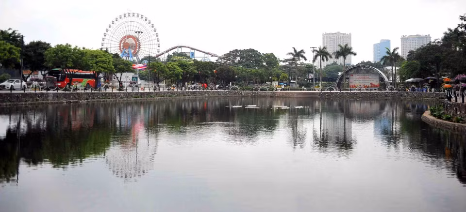 Nhằm thu hút du khách tới đây, UBND quận Tây Hồ đã cho sửa sang trang trí để thay đổi diện mạo cho con phố. (Ảnh: Lê Thùy Dương/TTXVN phát)