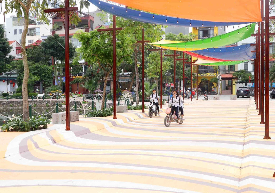 Cung đường bắc ngang qua hồ được sơn những hoạ tiết lượn sóng với màu sắc bắt mắt. (Ảnh: Lê Thùy Dương/TTXVN phát)