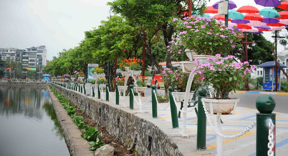 Ven hồ được trang trí rực rỡ nhiều màu sắc. (Ảnh: Lê Thùy Dương/TTXVN phát)
