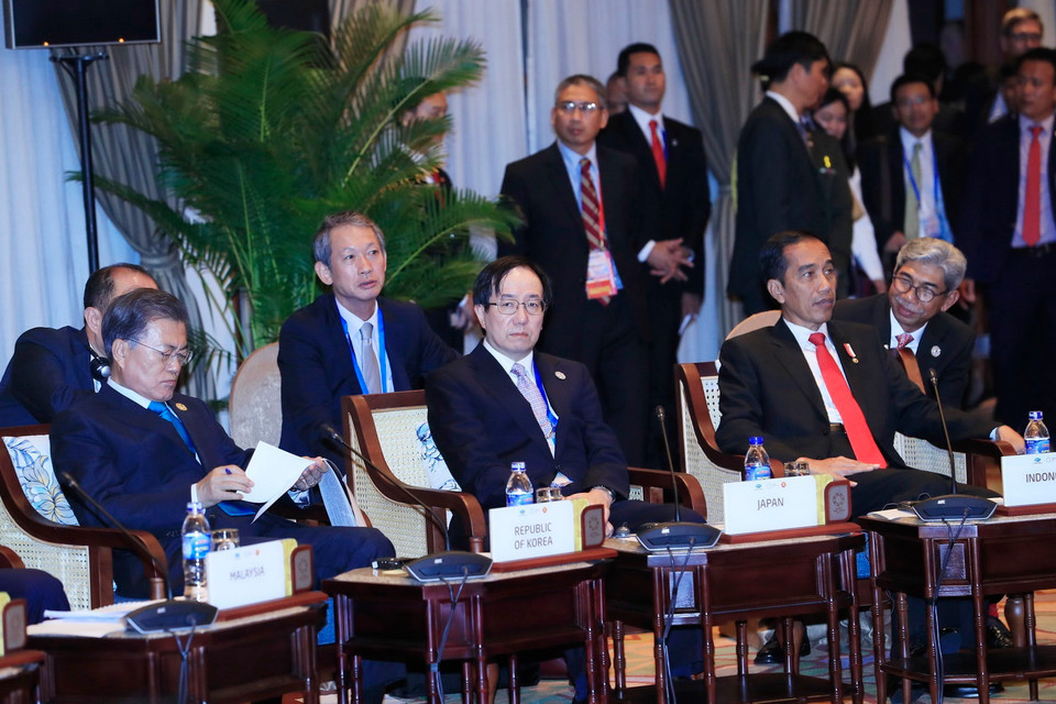 Lãnh đạo các nền kinh tế APEC dự Hội nghị Đối thoại Cấp cao APE-ASEAN. (Ảnh: TTXVN)