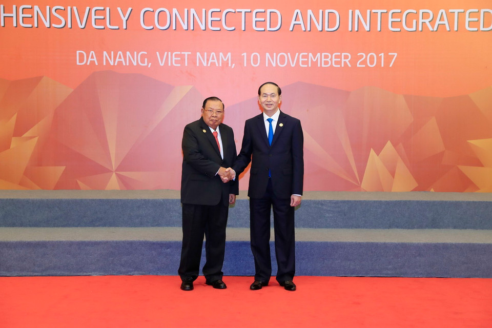 Chủ tịch nước Trần Đại Quang đón Chủ tịch nước Lào Bounnhang Volachith đến dự hội nghị. (Ảnh: TTXVN)