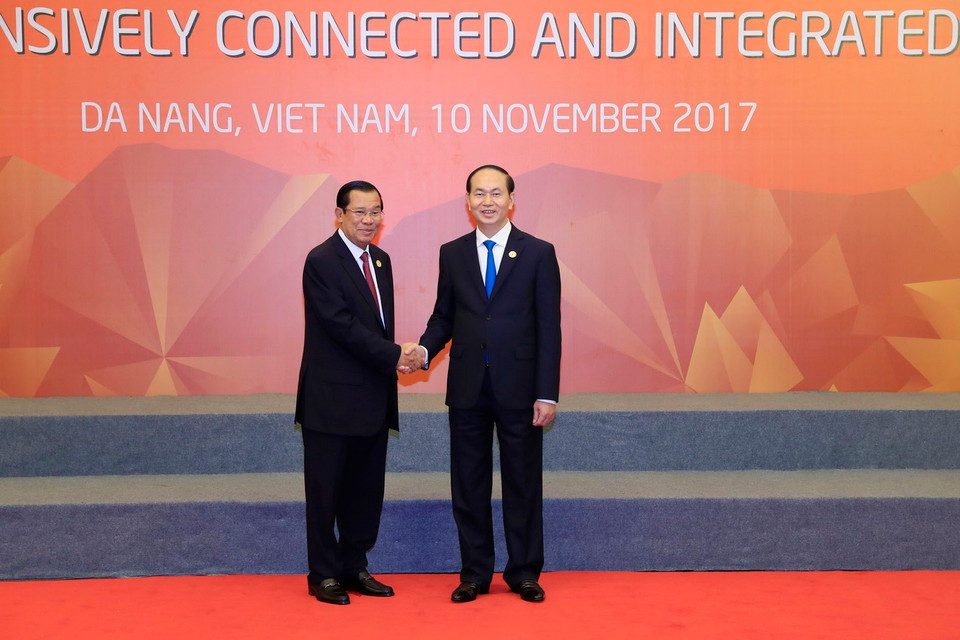 Chủ tịch nước Trần Đại Quang đón Thủ tướng Campuchia Samdech Techo Hun Sen đến dự hội nghị. (Ảnh: TTXVN)