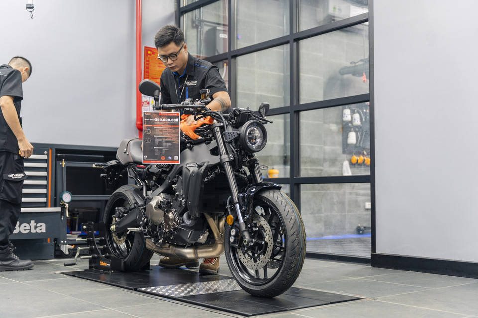 Revzone Workshop có giá giờ công cho các dịch vụ bảo dưỡng và sửa chữa lần lượt là 150.000 đồng/giờ cho các xe dưới 400cc, 250.000 đồng/giờ cho các xe trên 400cc, và 200.000 đồng/giờ đối với mảng chăm sóc xe, áp dụng cho tất cả các sản phẩm của Yamaha cũng như xe môtô đến từ các thương hiệu khác. (Ảnh: Minh Hiếu/Vietnam+) 