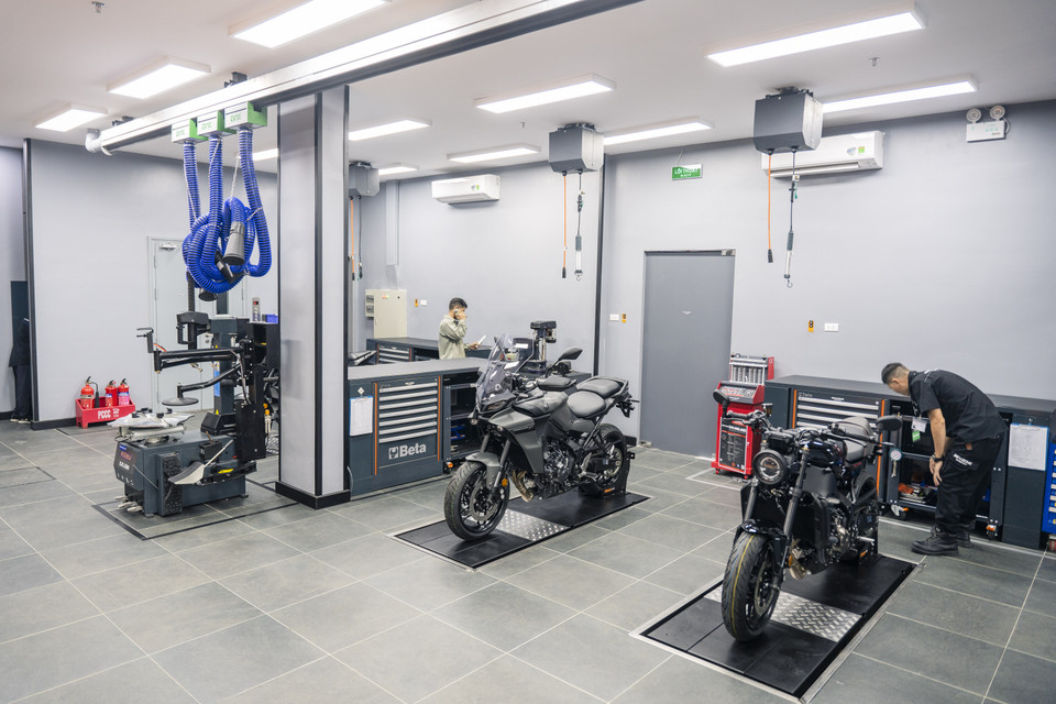 Bên cạnh khu vực trưng bày sản phẩm, Revzone Workshop là khu vực xưởng dịch vụ lớn nhất Việt Nam và được chú trọng đầu tư nhằm phục vụ cho toàn bộ khách hàng sử dụng xe phân khối lớn gồm 4 khu vực chính là Quick services (bảo dưỡng và sửa chữa nhanh), Heavy services (sửa chữa nặng), Detailing (chăm sóc xe) và khu vực chờ nơi khách hàng có thể quan sát quá trình làm dịch vụ. (Ảnh: Minh Hiếu/Vietnam+) 