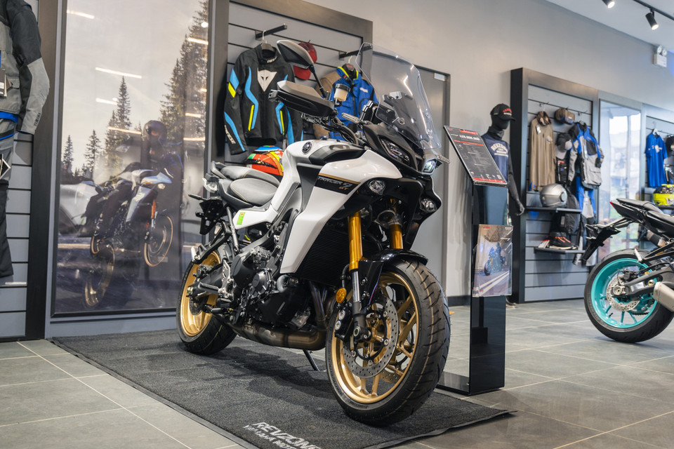 Tracer 9 là mẫu sport touring bán chạy nhất châu Âu hơn 7 năm qua của Yamaha, với hơn 60.000 xe đã được giao cho khách hàng kể từ ngày đầu ra mắt năm 2014. Tracer 9 mang động cơ crossplane 3 xy-lanh 890cc, sản sinh mô-men xoắn mạnh hơn 6% và cho công suất tăng 3% so với thế hệ trước. (Ảnh: Minh Hiếu/Vietnam+) 