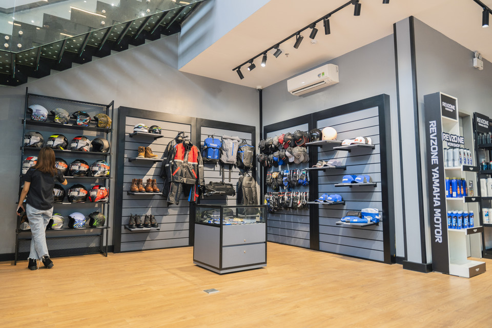 Showroom tại Hà Nội sẽ giúp Yamaha nhắm đến mục tiêu tạo ra một hệ thống tương hỗ bao gồm các hoạt động bán lẻ, khả năng cung ứng phụ tùng, sửa chữa, hoạt động lái xe môtô và các sự kiện cộng đồng... (Ảnh: Minh Hiếu/Vietnam+)