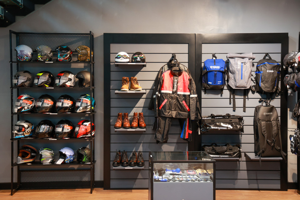 Showroom bày bán các loại phụ kiện chính hãng từ mũ bảo hiểm, giày, áo, găng tay chuyên dụng chính hãng phục vụ cho nhu cầu của các biker. (Ảnh: Minh Hiếu/Vietnam+) 