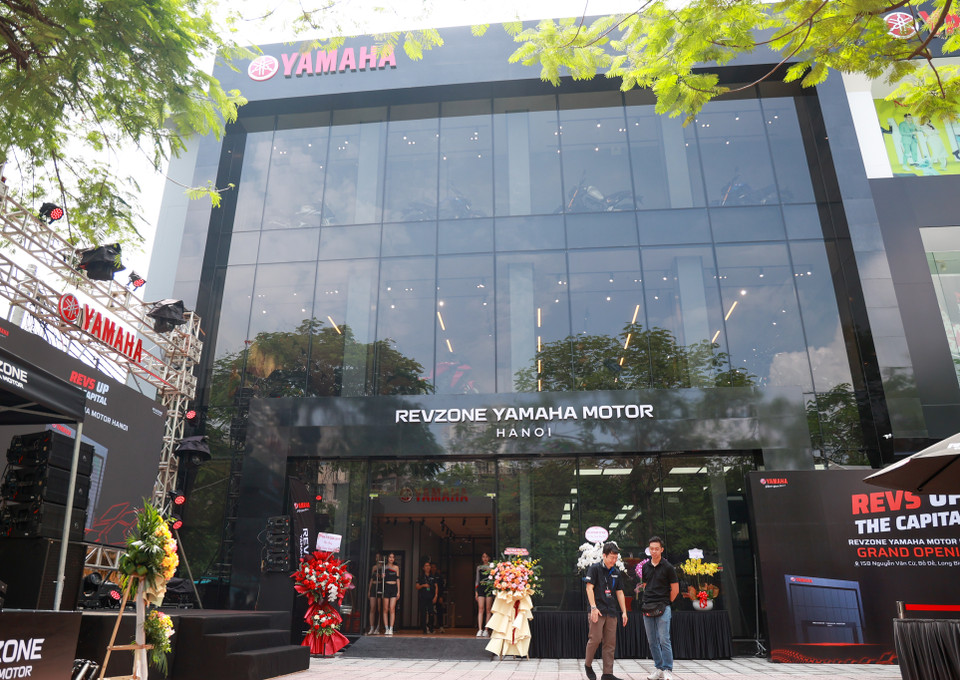 Ngày 12/8, Yamaha Motor Việt Nam chính thức khai trương đại lý 3S chính hãng đầu tiên của miền Bắc tại Thủ đô Hà Nội. Đây là cửa hàng thứ hai thuộc hệ thống Revzone của Yamaha Motor, sau cửa hàng đầu tiên được giới thiệu vào tháng 3/2022 tại Thành phố Hồ Chí Minh. (Ảnh: Minh Hiếu/Vietnam+)