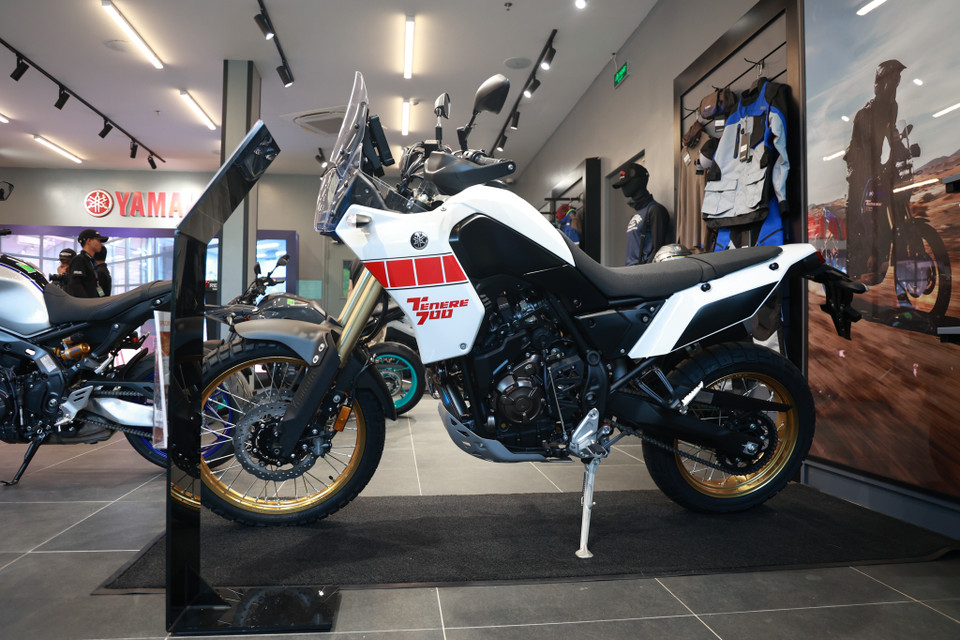 Trong số những chiếc trên, mẫu xe Yamaha Ténére 700 được giới biker Thủ đô mong đợi. Xe được trang bị động cơ crossplane 2 xylanh 689cc. Xe có trọng lượng 'ướt' chỉ 205kg dù mang bình xăng dung tích lên đến 16lít. Ténére có giá bán 399 triệu đồng cùng ba màu đỏ, xanh và đen. (Ảnh: Minh Hiếu/Vietnam+) 