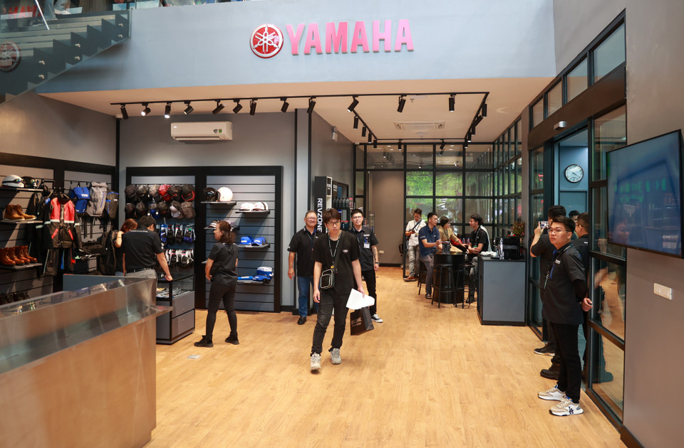 Với diện tích lên đến 900m2, Revzone Yahama Hà Nội là cửa hàng 3S (bán hàng, dịch vụ, phụ tùng), một trong những đại lý xe phân khối lớn lớn nhất miền Bắc được vận hành trực tiếp bởi Yamaha Motor Việt Nam. Đại lý có địa chỉ tại 158 Nguyễn Văn Cừ, quận Long Biên, Hà Nội. (Ảnh: Minh Hiếu/Vietnam+)