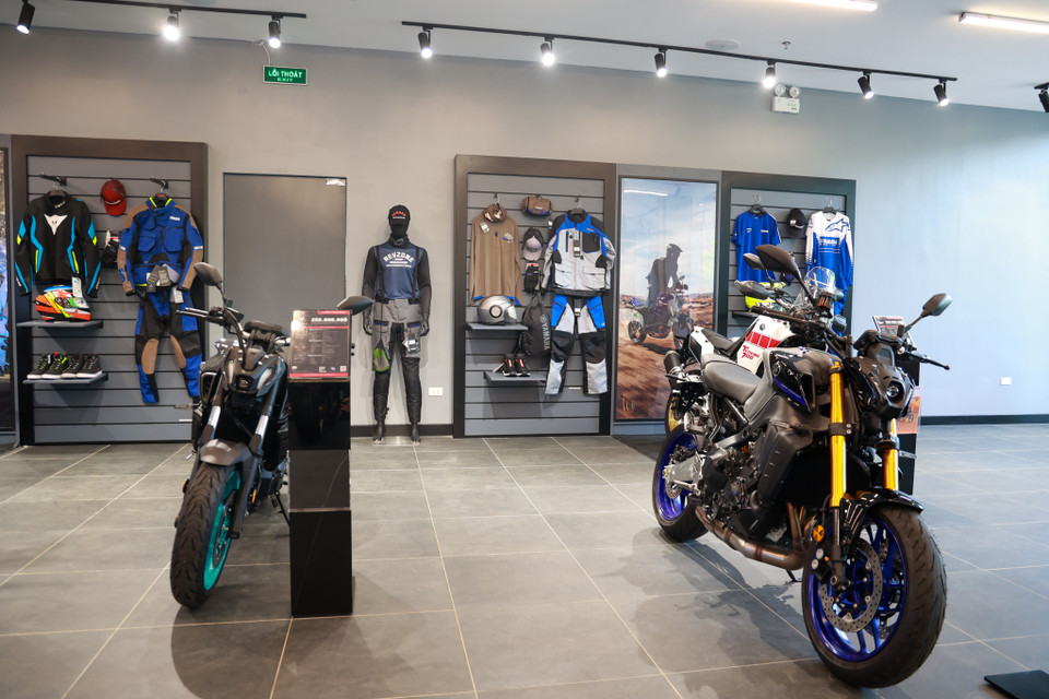 Revzone Yamaha Motor tập trung phục vụ khách hàng yêu thích các dòng xe phân khối lớn và xe thể thao của Yamaha, cũng như thực hiện dịch vụ hậu mãi, kinh doanh các sản phẩm như trang phục, đồ bảo hộ, phụ kiện và phụ tùng chính hãng. (Ảnh: Minh Hiếu/Vietnam+)