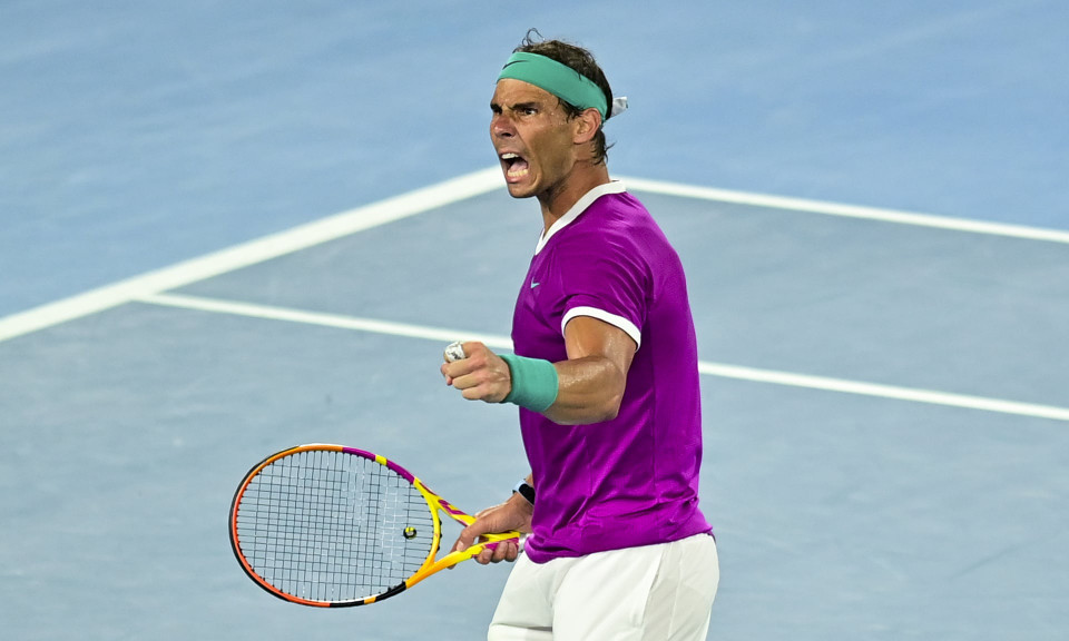 'Ông Vua sân đất nện' đã bùng nổ để thắng 2 set sau đó với tỷ số 6-4 và 6-4, cân bằng 2-2 và buộc đối thủ phải bước vào set quyết định. (Nguồn: Reuters)