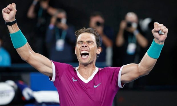 Khoảng khắc Nadal ăn mừng chức vô địch Australian Open 2022 và trở thành tay vợt nam đầu tiên giành 21 danh hiệu Grand Slam. (Nguồn: Getty Images)