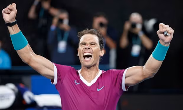Khoảng khắc Nadal ăn mừng chức vô địch Australian Open 2022 và trở thành tay vợt nam đầu tiên giành 21 danh hiệu Grand Slam. (Nguồn: Getty Images)