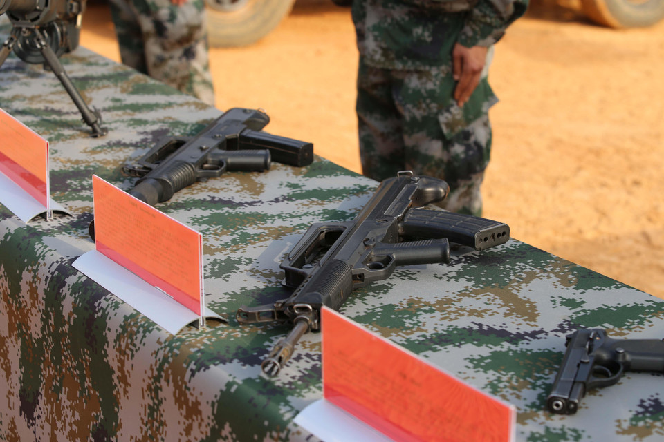 Các loại súng của Trung Quốc tại cuộc tập trận. (Nguồn: Nhóm phóng viên CQTT TTXVN tại Campuchia)