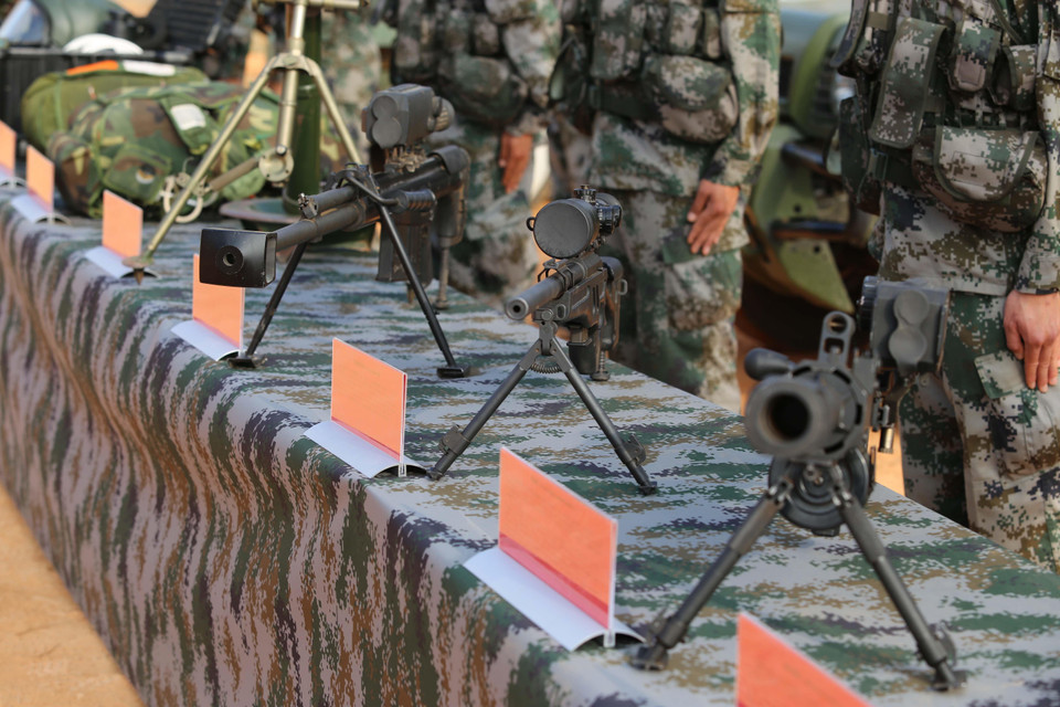 Các loại súng của Trung Quốc tại cuộc tập trận. (Nguồn: Nhóm phóng viên CQTT TTXVN tại Campuchia)