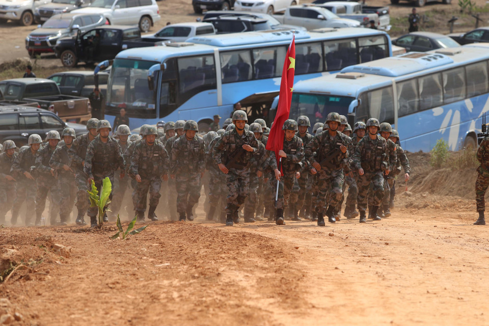 Các binh sỹ Trung Quốc hành quân tại cuộc tập trận. (Nguồn: Nhóm phóng viên CQTT TTXVN tại Campuchia)