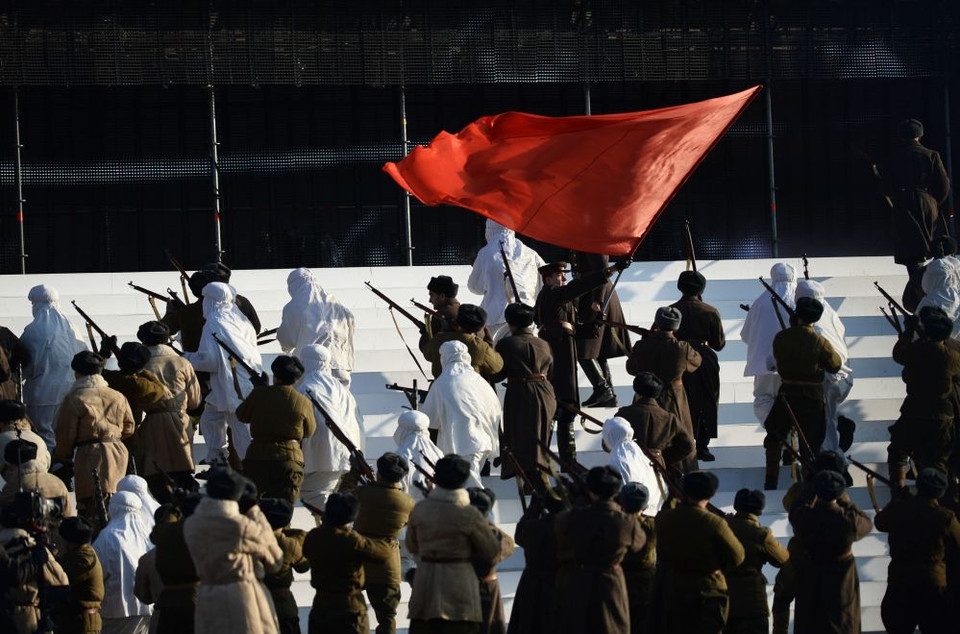 Người dân và quan khách cũng được xem những tái hiện các trận chiến nổi bật nhất, từ trận bảo vệ Moskva cho đến cuộc tấn công tòa nhà Quốc hội Đức quốc xã tại Berlin tháng 5/1945, được xem là trận đánh bại hoàn toàn chủ nghĩa phátxít Đức. (Nguồn: Sputnik)