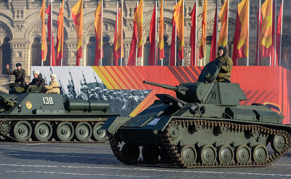 Cuộc diễu binh có sự tham dự của 55 khí tài quân sự từ Chiến tranh thế giới thứ hai... (Nguồn: Sputnik)