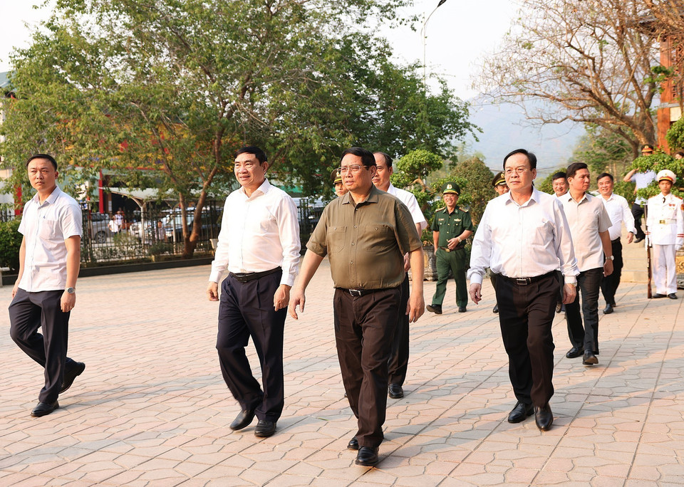 Thủ tướng Phạm Minh Chính thăm Khu di tích Sở chỉ huy chiến dịch Điện Biên Phủ. (Ảnh: Dương Giang/TTXVN)