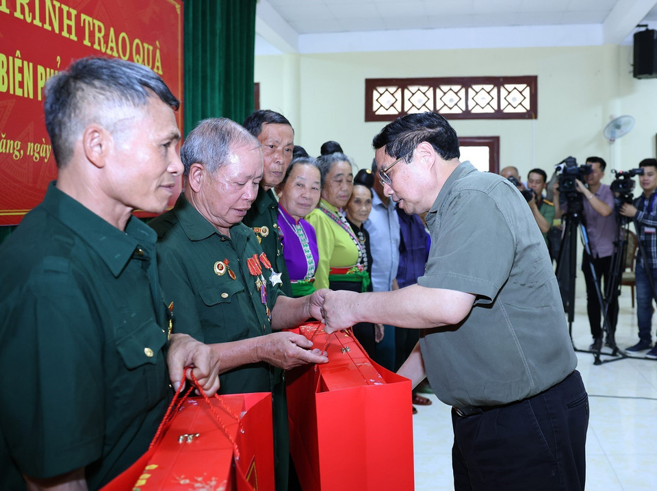 Thủ tướng Phạm Minh Chính tặng quà cho các Chiến sỹ Điện Biên và gia đình chính sách trên địa bàn 2 xã Mường Phăng và Pá Khoang. (Ảnh: Dương Giang/TTXVN)