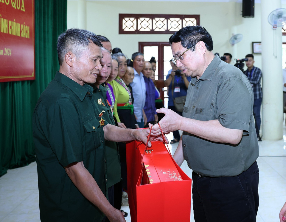 Thủ tướng Phạm Minh Chính tặng quà cho các Chiến sỹ Điện Biên và gia đình chính sách trên địa bàn 2 xã Mường Phăng và Pá Khoang. (Ảnh: Dương Giang/TTXVN)