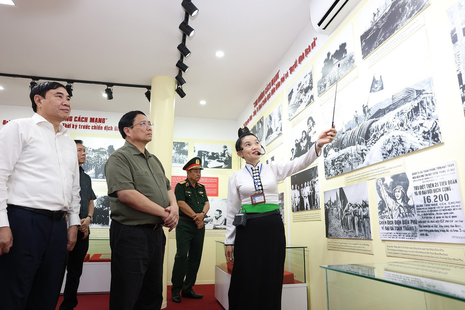 Thủ tướng Phạm Minh Chính thăm phòng trưng bày ảnh và hiện vật về Đại tướng Võ Nguyên Giáp. (Ảnh: Dương Giang/TTXVN)