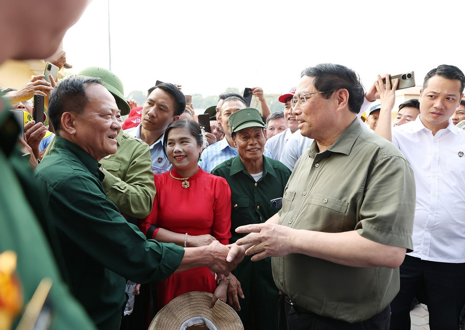 Thủ tướng Phạm Minh Chính thăm hỏi nhân dân và du khách đến tham quan Khu di tích Sở chỉ huy chiến dịch Điện Biên Phủ. (Ảnh: Dương Giang/TTXVN)