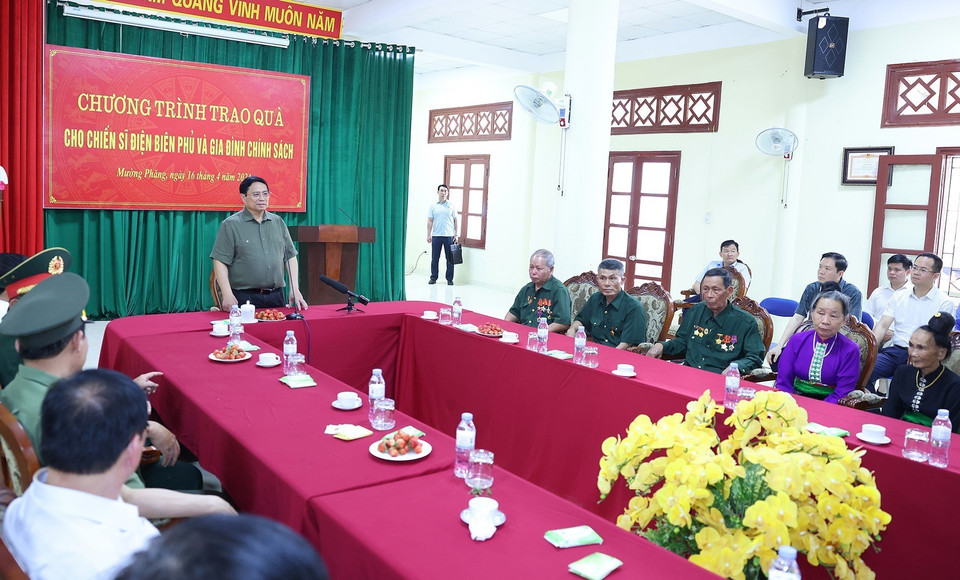 Thủ tướng Phạm Minh Chính thăm hỏi các Chiến sỹ Điện Biên và gia đình chính sách trên địa bàn 2 xã Mường Phăng và Pá Khoang. (Ảnh: Dương Giang/TTXVN)