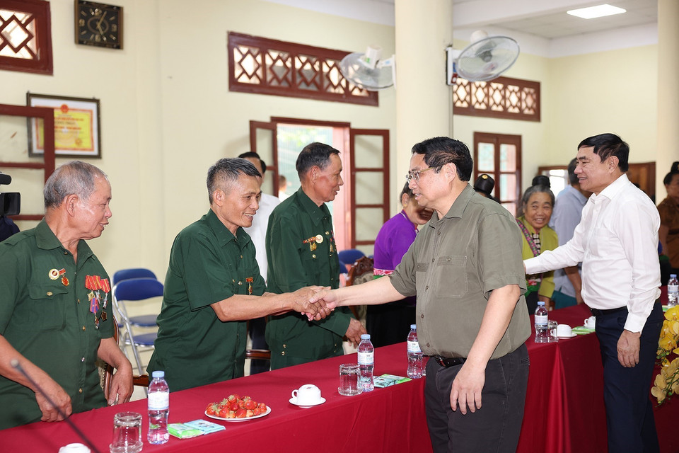 Thủ tướng Phạm Minh Chính thăm, tặng quà cho các Chiến sỹ Điện Biên và gia đình chính sách trên địa bàn 2 xã Mường Phăng và Pá Khoang. (Ảnh: Dương Giang/TTXVN)