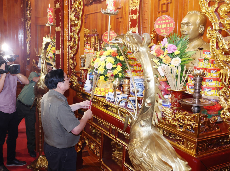Thủ tướng Phạm Minh Chính dâng hương tưởng niệm Đại tướng Võ Nguyên Giáp. (Ảnh: Dương Giang/TTXVN)