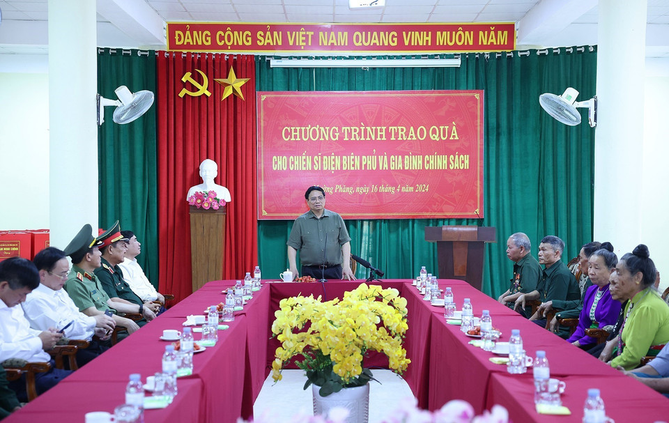 Thủ tướng Phạm Minh Chính thăm hỏi các Chiến sỹ Điện Biên và gia đình chính sách trên địa bàn 2 xã Mường Phăng và Pá Khoang. (Ảnh: Dương Giang/TTXVN)