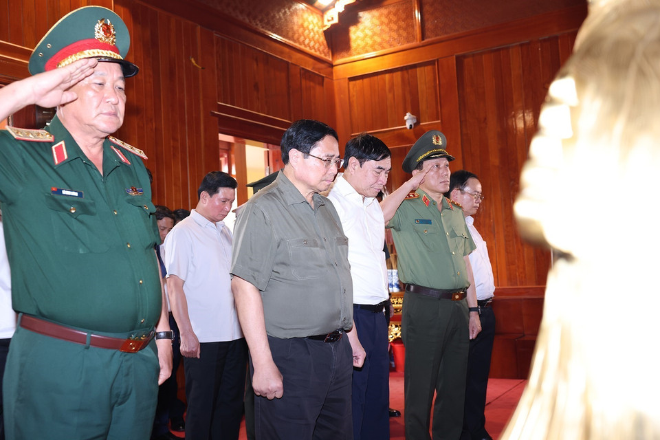 Thủ tướng Phạm Minh Chính và đoàn công tác tưởng niệm Đại tướng Võ Nguyên Giáp. (Ảnh: Dương Giang/TTXVN)