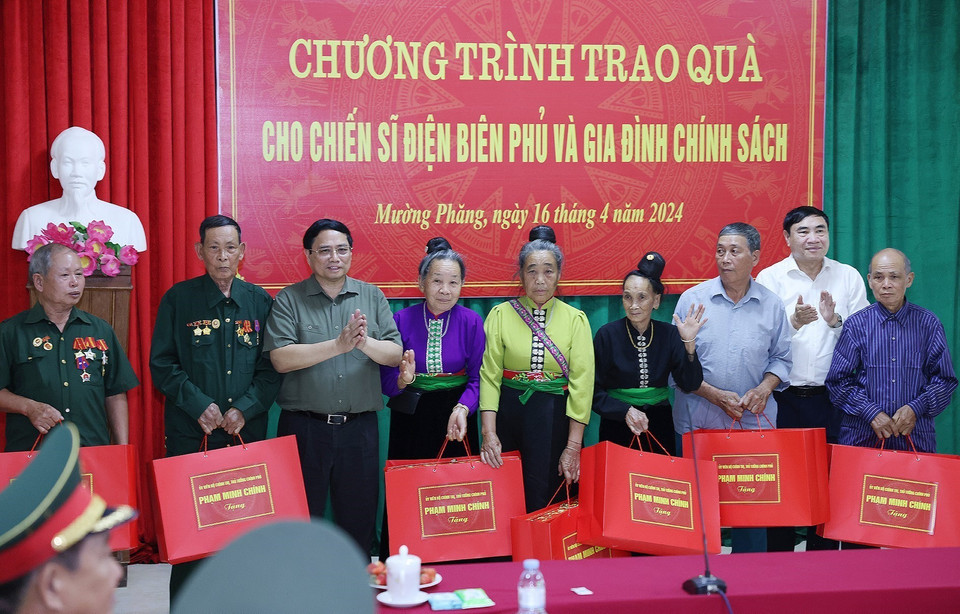 Thủ tướng Phạm Minh Chính tặng quà cho các Chiến sỹ Điện Biên và gia đình chính sách trên địa bàn 2 xã Mường Phăng và Pá Khoang. (Ảnh: Dương Giang/TTXVN)