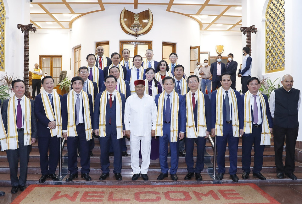 Chủ tịch Quốc hội Vương Đình Huệ và Ngài Thawar Chand Gehlot, Thống đốc bang Karnataka với các đại biểu. (Ảnh: Doãn Tấn/TTXVN)