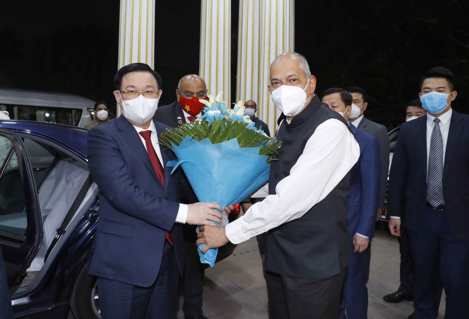 Lãnh đạo Chính quyền bang Karnataka đón, tặng hoa Chủ tịch Quốc hội Vương Đình Huệ. (Ảnh: Doãn Tấn/TTXVN)