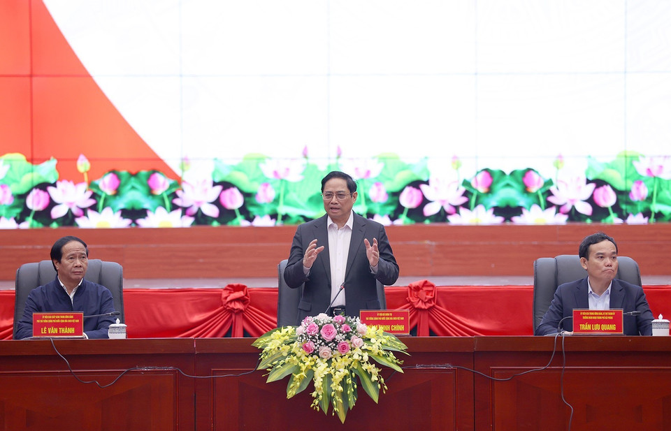 Thủ tướng gợi mở Đảng bộ, chính quyền và nhân dân Hải Phòng phát huy tính tự lực, tự cường hơn nữa để phát triển nhanh và bền vững, dựa vào khoa học công nghệ, đổi mới sáng tạo, chuyển đổi số. (Ảnh: Dương Giang/TTXVN)