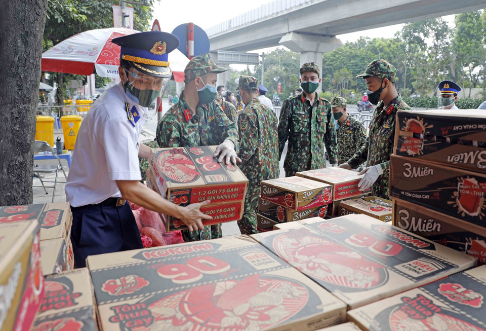 Những chiến sỹ của Bộ Tư lệnh Cảnh sát biển và Bộ Tư lệnh Thủ đô chuẩn bị những suất quà cho phường Thanh Xuân Trung, quận Thanh Xuân, Hà Nội, nơi có nhiều hộ bị cách ly do có ca F0. (Ảnh: Trần Việt/TTXVN)