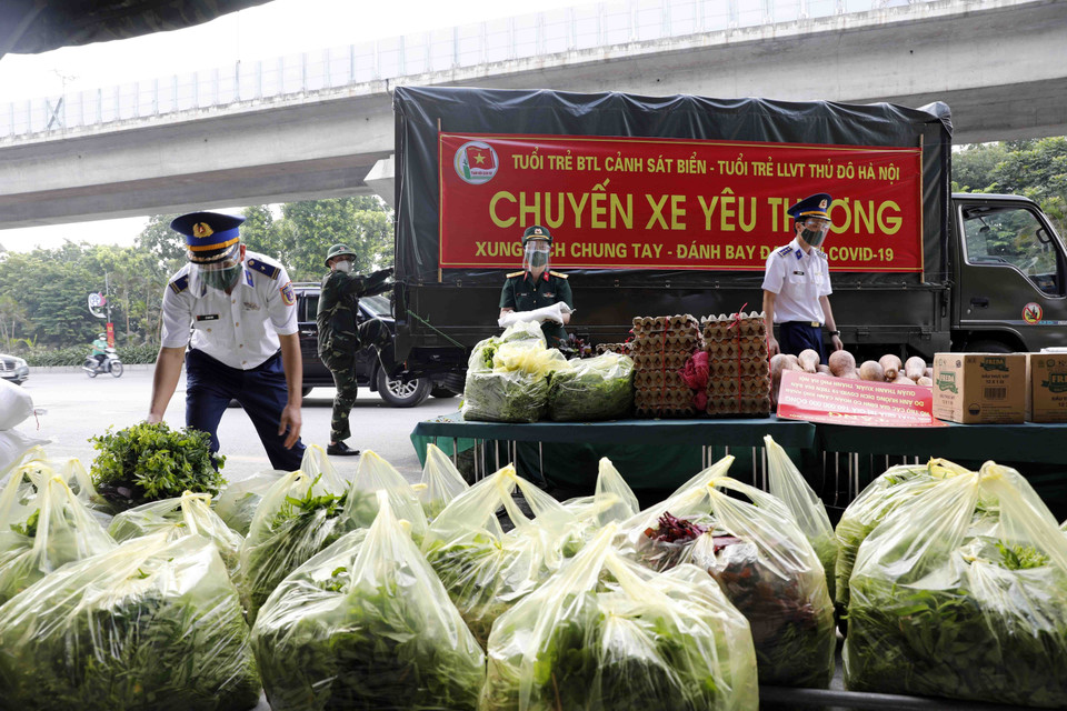 Chuyến xe yêu thương của Bộ Tư lệnh Cảnh sát biển và Bộ Tư lệnh Thủ đô chuyển những suất quà cho phường Thanh Xuân Trung, quận Thanh Xuân, Hà Nội, nơi có nhiều hộ bị cách ly do có ca F0. (Ảnh: Trần Việt/TTXVN)