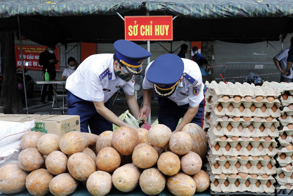 Chiến sỹ của Bộ Tư lệnh Cảnh sát biển và Bộ Tư lệnh Thủ đô chuẩn bị những suất quà cho phường Thanh Xuân Trung, quận Thanh Xuân, Hà Nội, nơi có nhiều hộ bị cách ly do có ca F0. (Ảnh: Trần Việt/TTXVN)