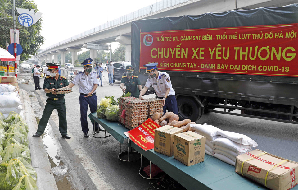 Chuyến xe yêu thương của Bộ Tư lệnh Cảnh sát biển và Bộ Tư lệnh Thủ đô chuyển 300 suất quà cho phường Thanh Xuân Trung, quận Thanh Xuân, Hà Nội, nơi có nhiều hộ bị cách ly do có ca F0. (Ảnh: Trần Việt/TTXVN)