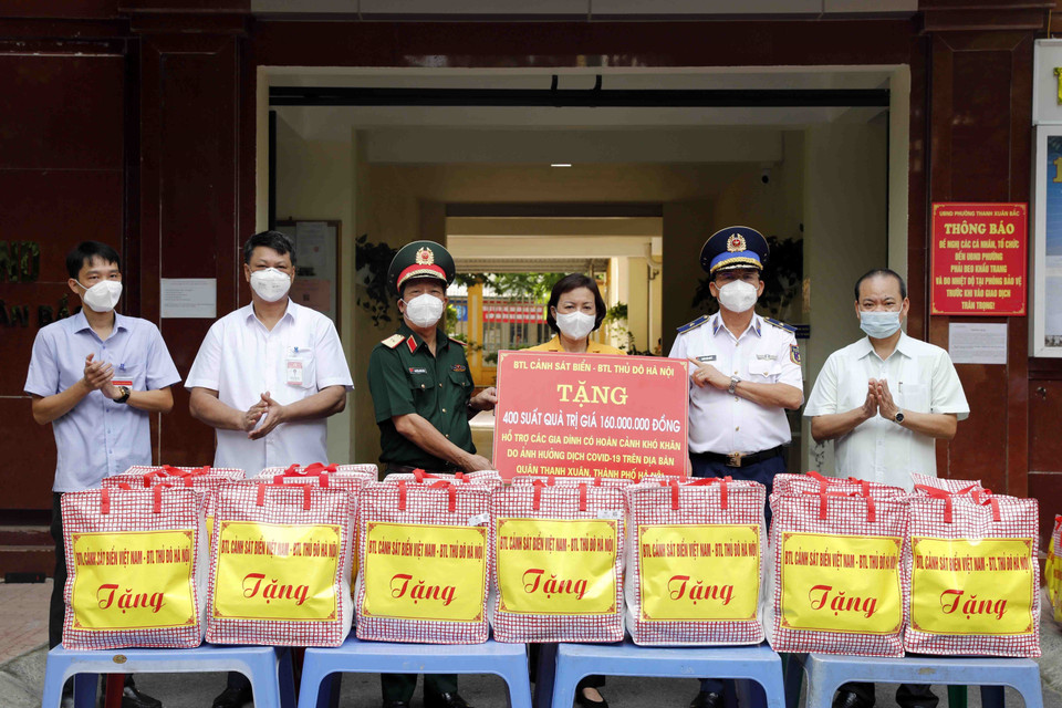 Đại diện Bộ Tư lệnh Cảnh sát biển và Bộ Tư lệnh Thủ đô trao tượng trưng 100 suất quà cho 100 hộ dân có hoàn cảnh khó khăn phường Thanh Xuân Bắc. (Ảnh: Trần Việt/TTXVN)