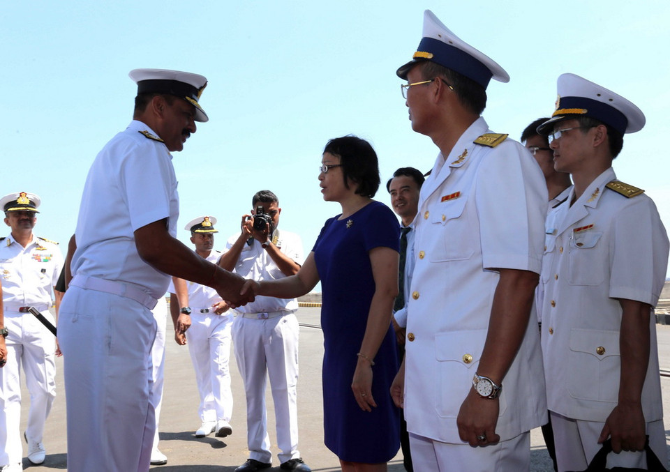 Lễ đón sỹ quan, thủy thủ đoàn tàu Hải quân Ấn Độ tại cảng Tiên Sa (Đà Nẵng). (Ảnh: Trần Lê Lâm/TTXVN)