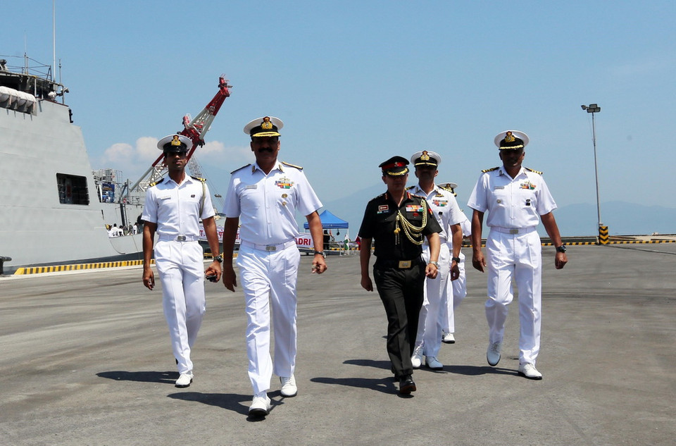 Sỹ quan chỉ huy đoàn tàu Hải quân Ấn Độ đến thăm xã giao Đà Nẵng. (Ảnh: Trần Lê Lâm/TTXVN)