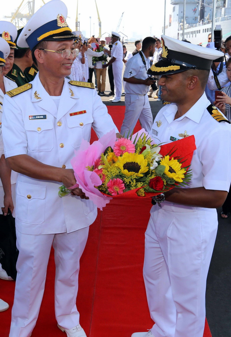 Lễ đón sỹ quan, thủy thủ đoàn tàu Hải quân Ấn Độ tại cảng Tiên Sa (Đà Nẵng). (Ảnh: Trần Lê Lâm/TTXVN)